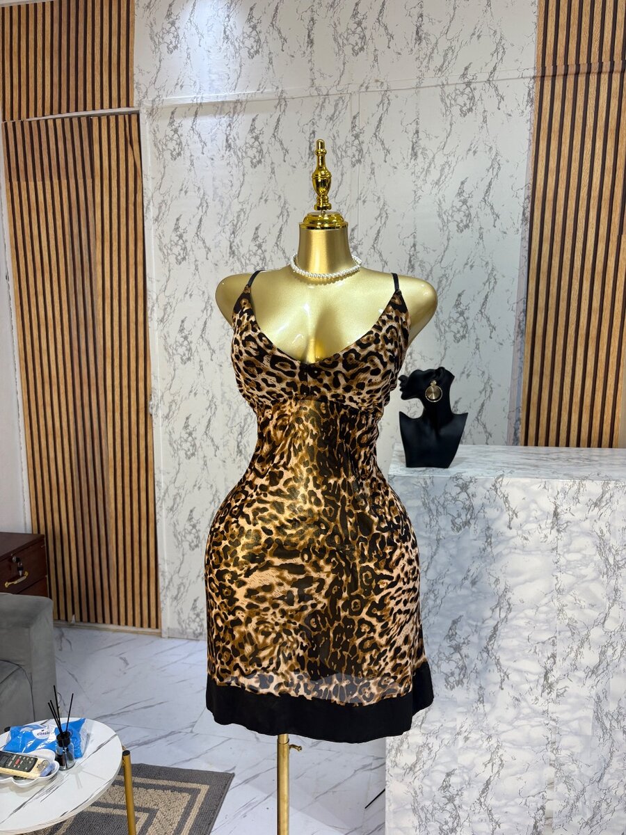 Robe Léopard Satinée Élégante