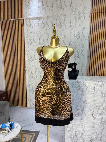 Robe Léopard Satinée Élégante