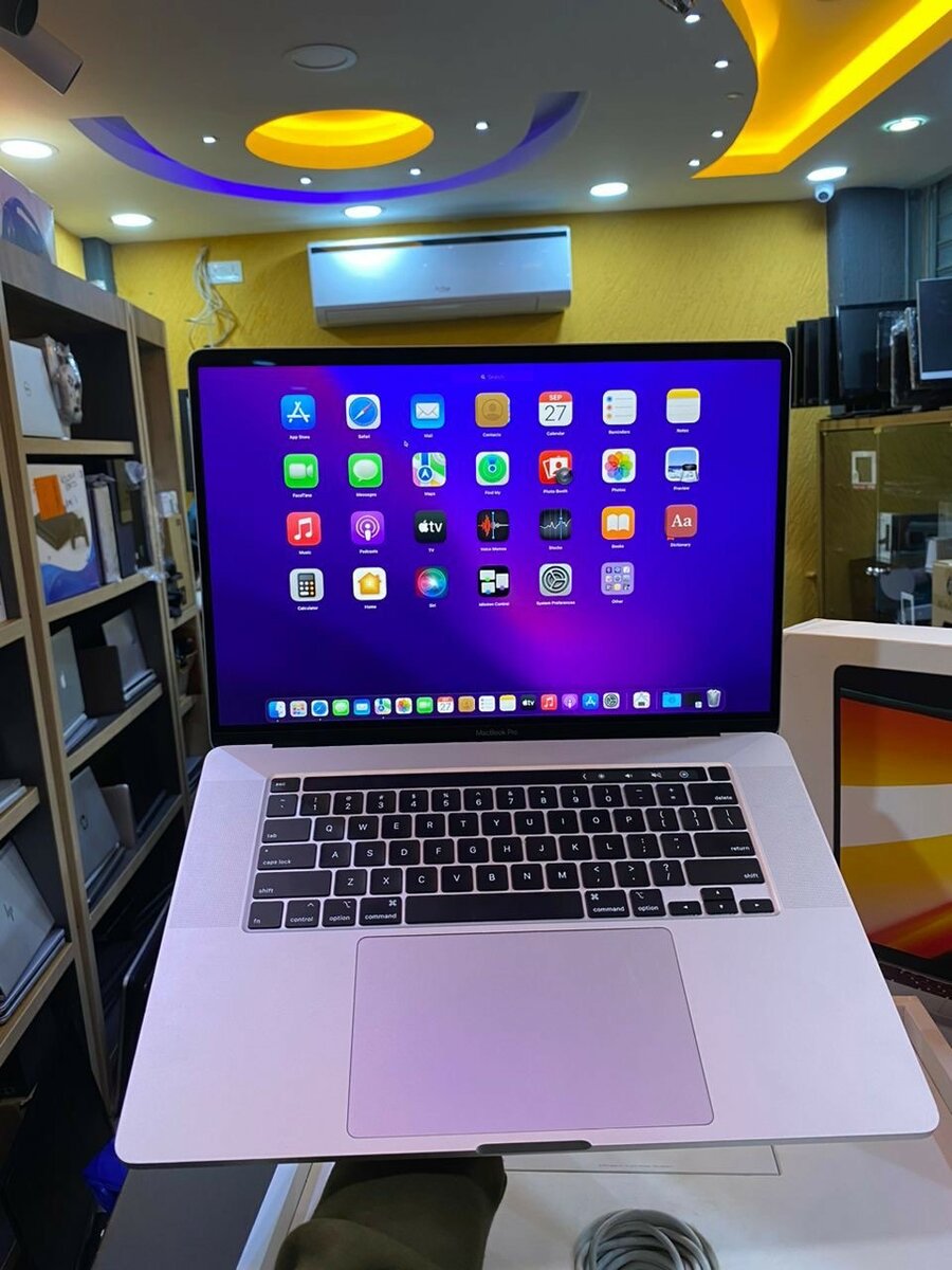 2019 macbook pro TOUCHBAR intel core i7 SSD 512GB RAM 16GB