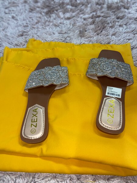 Sandales à strass et la jupe