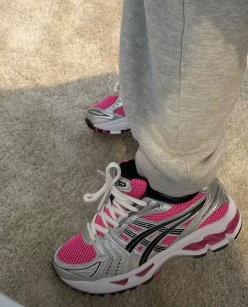 Chaussures de course Asics roses
