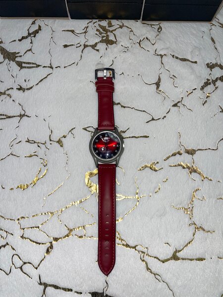 Montre connectée cuir rouge