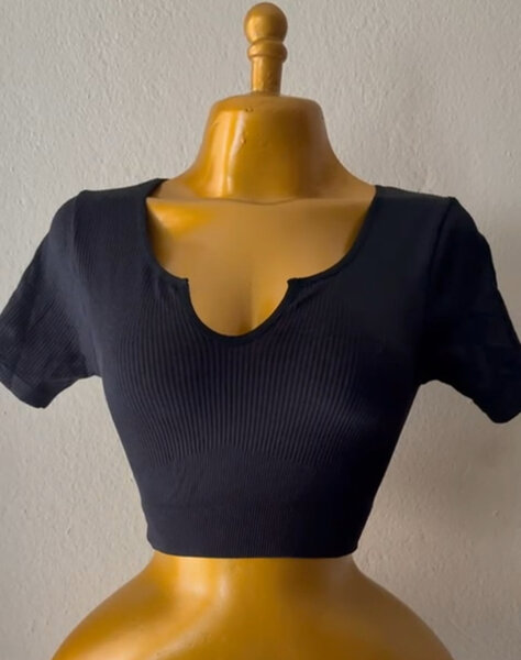 Top court noir à col découpé
