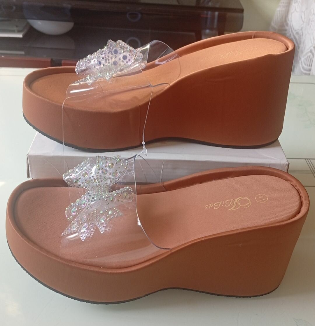 Claquettes compensées élégantes