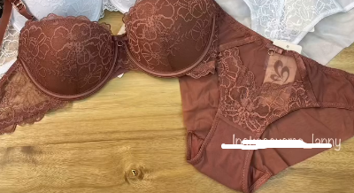 Бюстгальтер с мягкой поддержкой благодаря тонкому поролону.