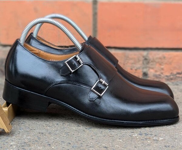 Chaussures classiques à lanières obliques noires