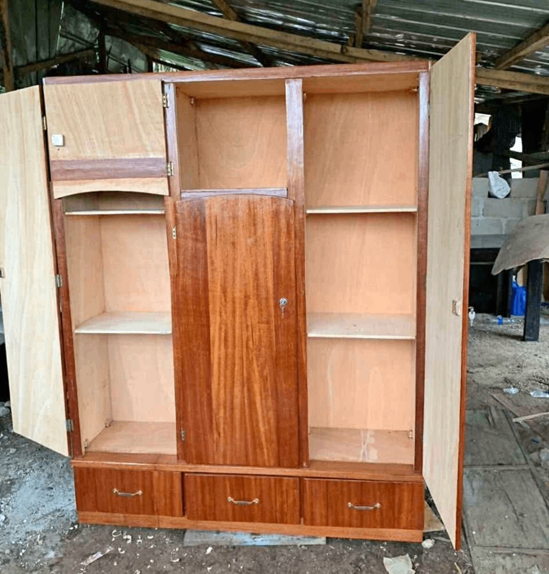 Armoire en bois spacieuse