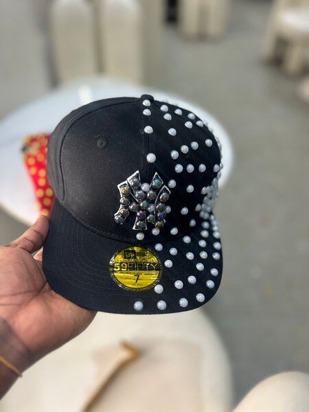 Casquette noire ornée élégante