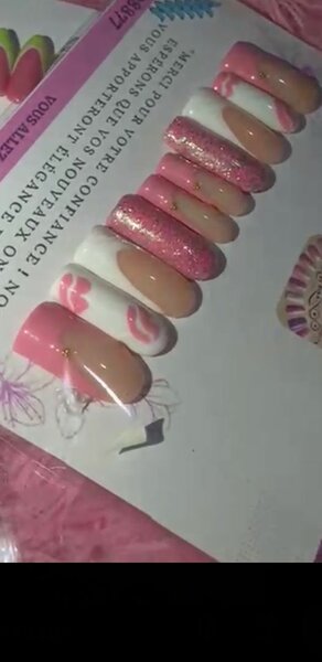 Ongles postiches roses tendance