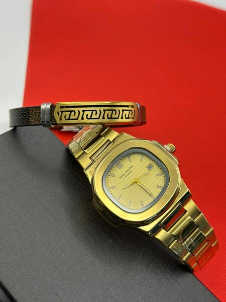 Montre élégante dorée