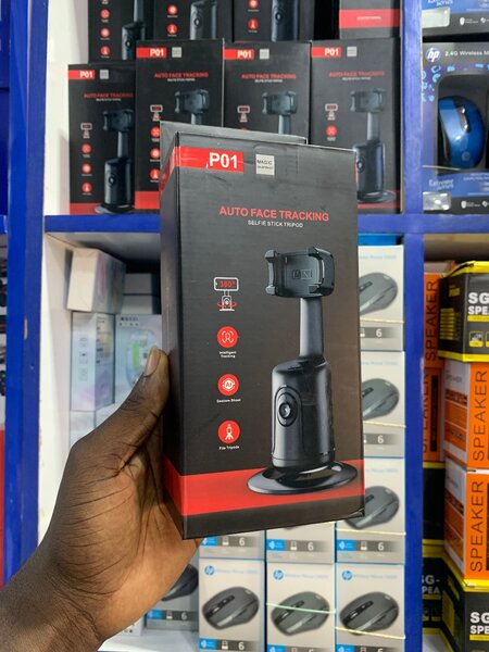 Auto face tracking holder