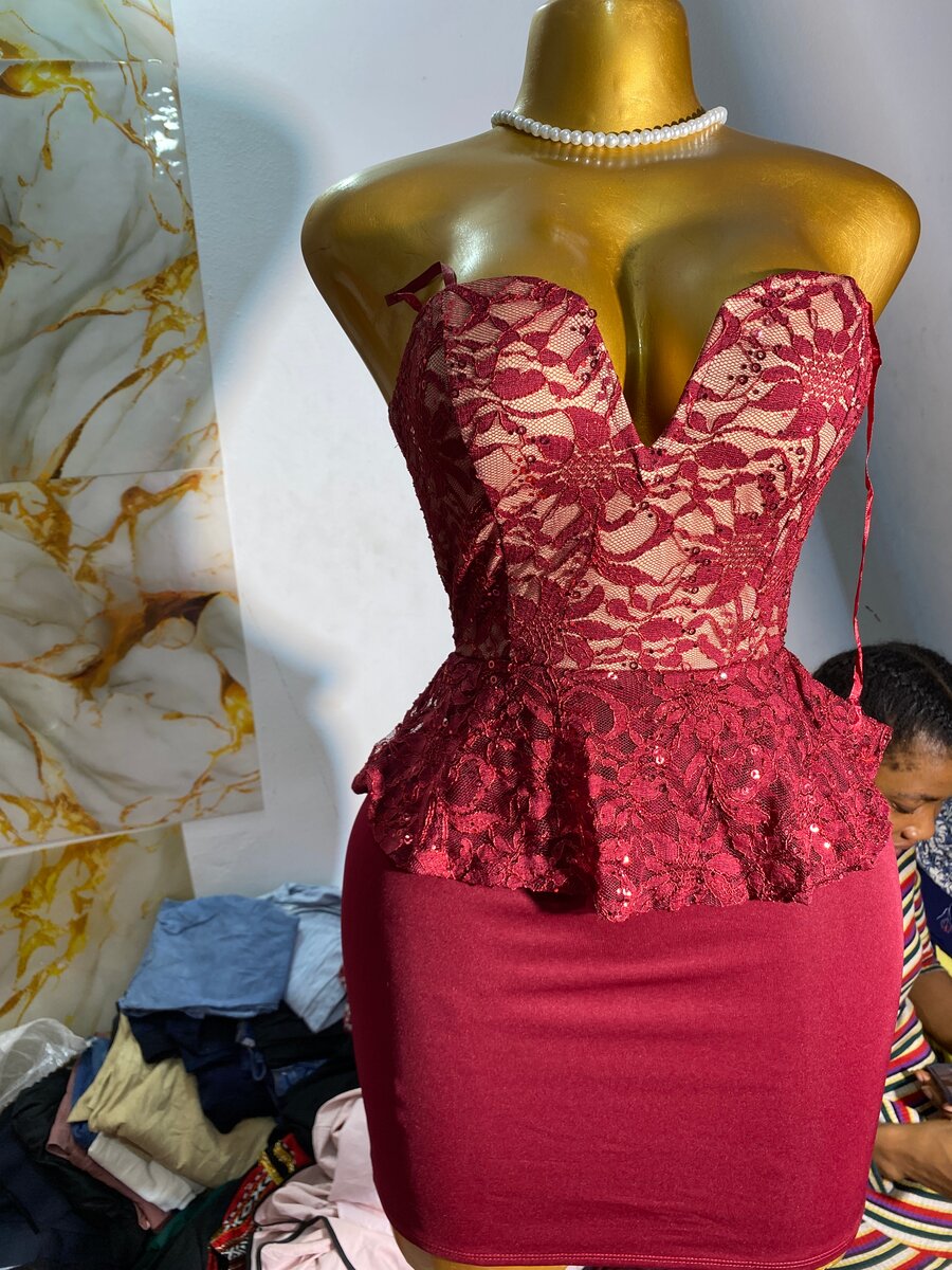 Robe Dentelle Rouge Élegante