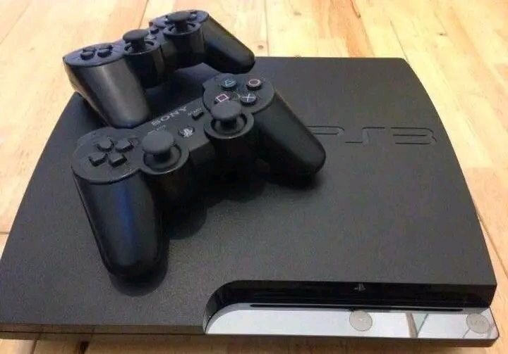 Console PlayStation 3 avec manettes
