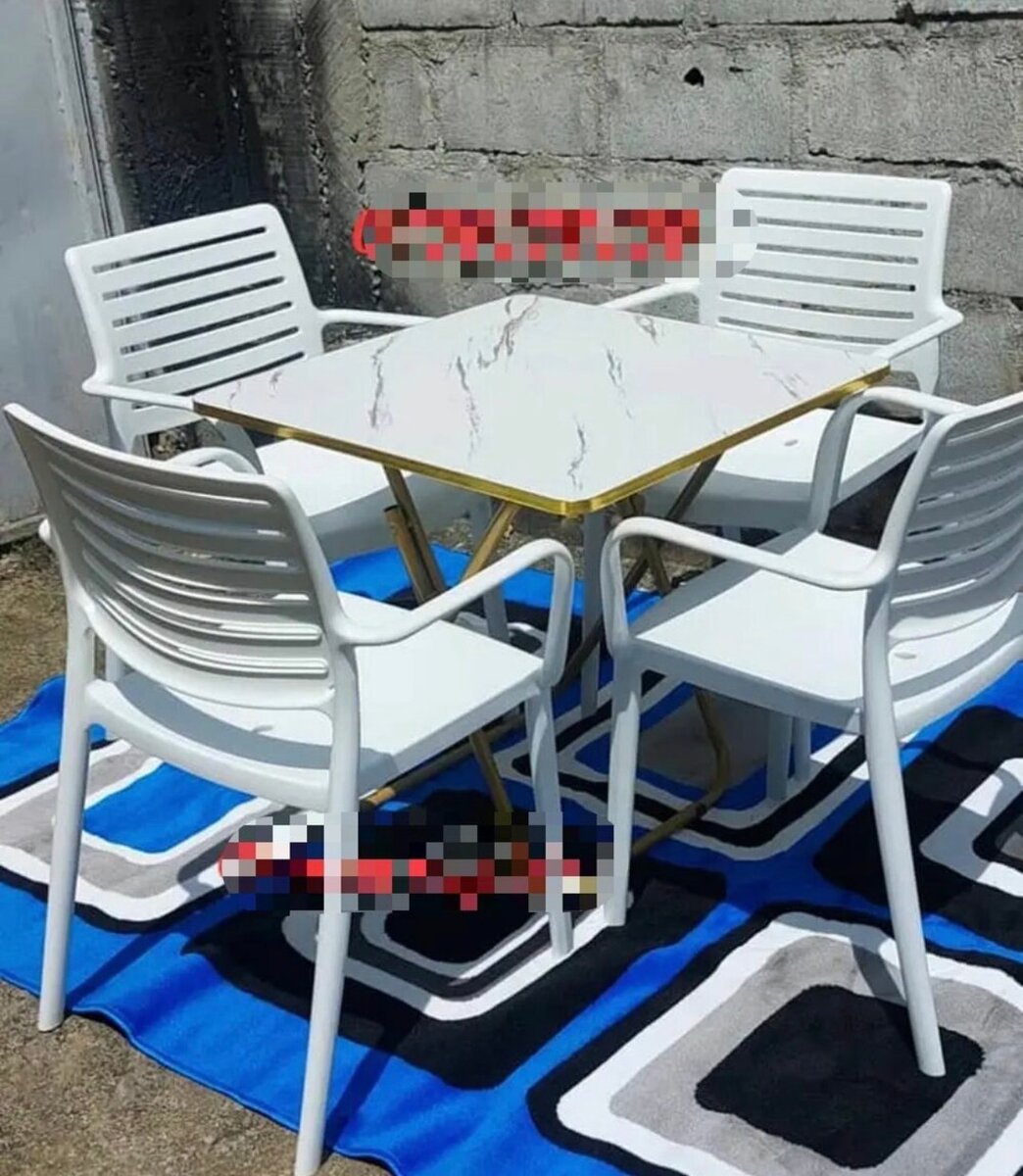 Ensemble table et chaises extérieur