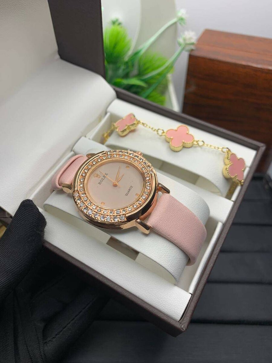 Female combo in a paper box  watch with bracelet