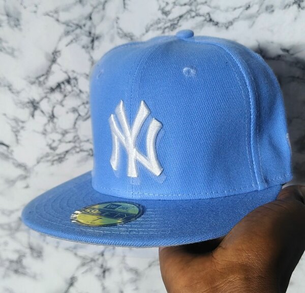 Casquette bleu style baseball