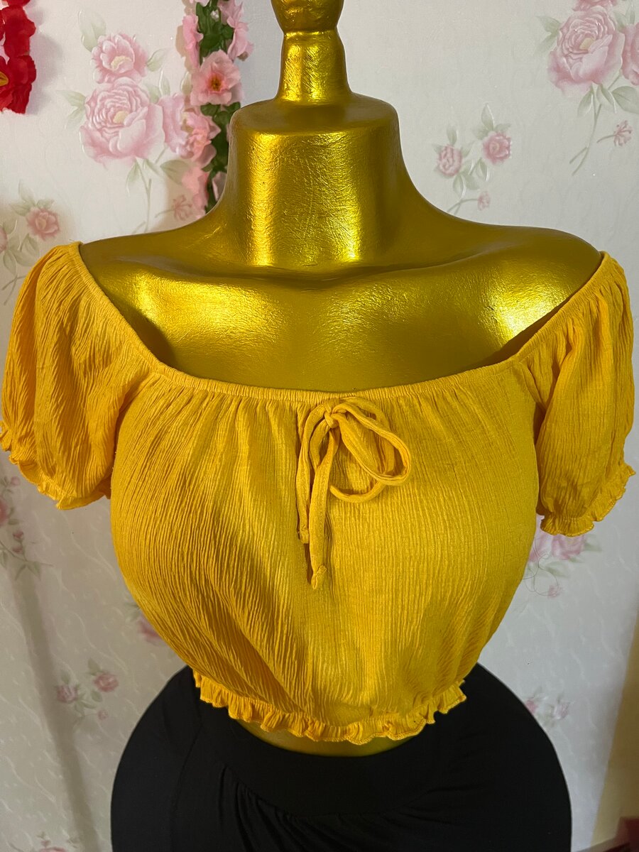 Top court jaune à lacets