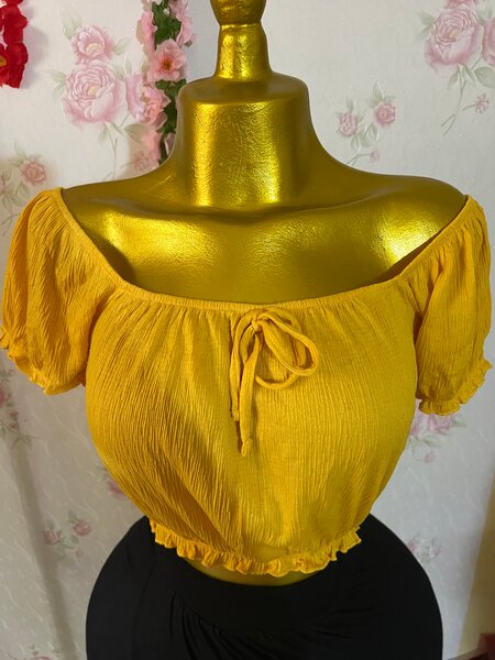 Top court jaune à lacets