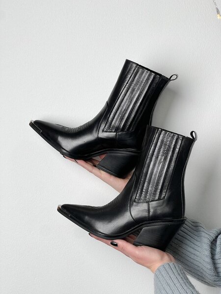 Стильные казаки, на скошенном, устойчивом каблуке.Деми