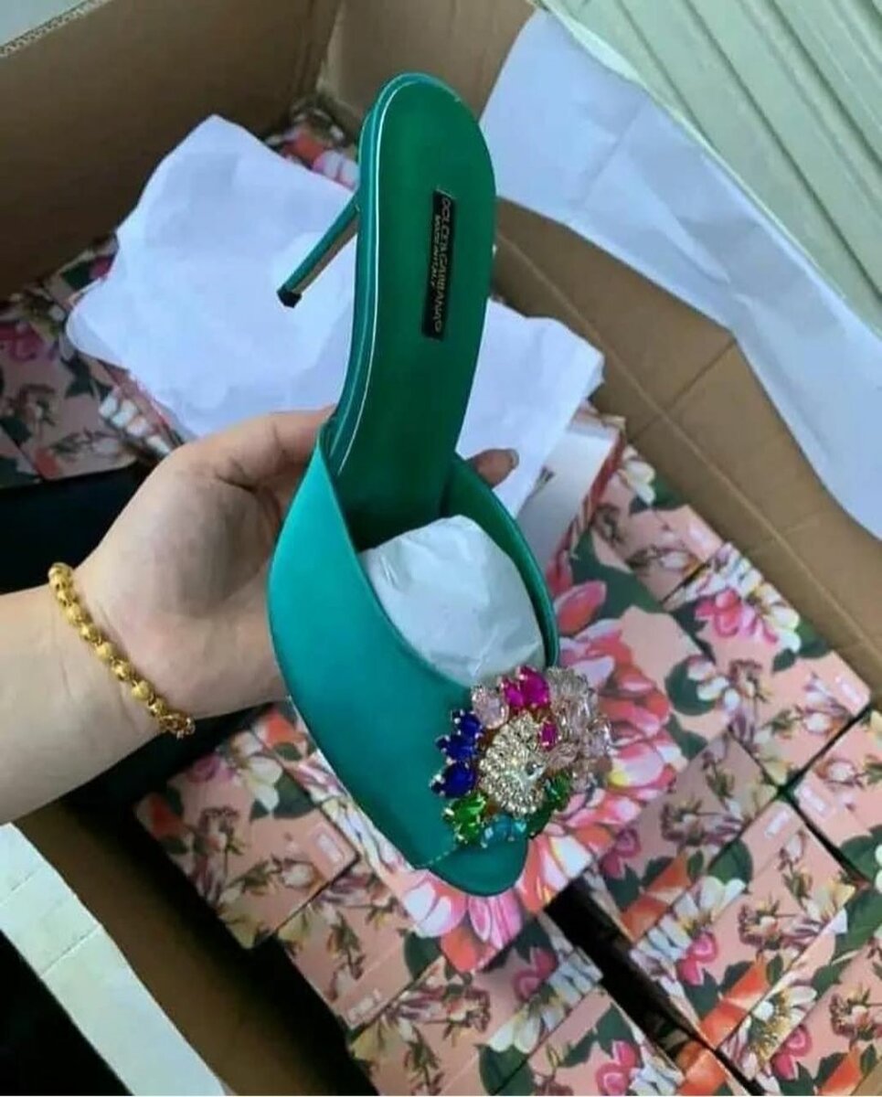 Sandales à talons avec bijou