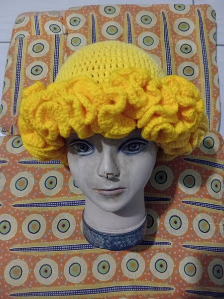 Chapeau jaune en crochet