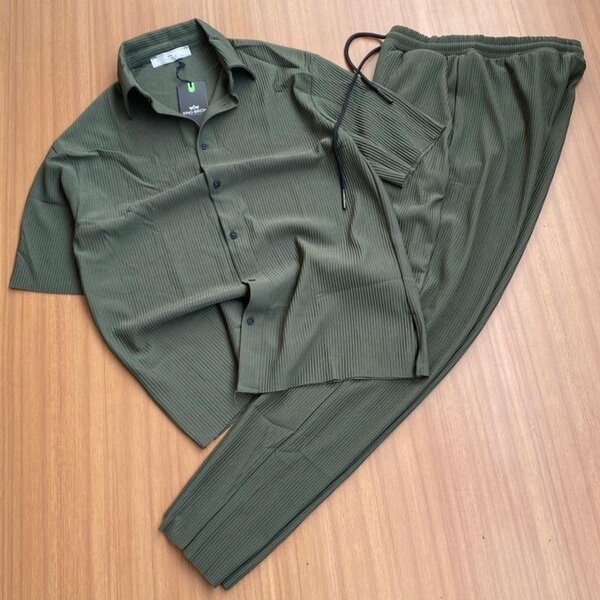 Chemise et pantalon verts élégants