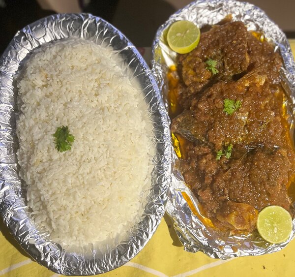 Plat de Riz avec Sauce Épicée