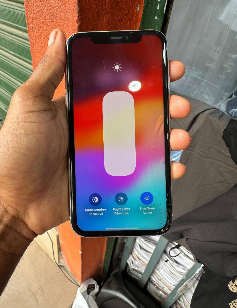 iPhone 11 64g quasi neuf écran légèrement fissuré