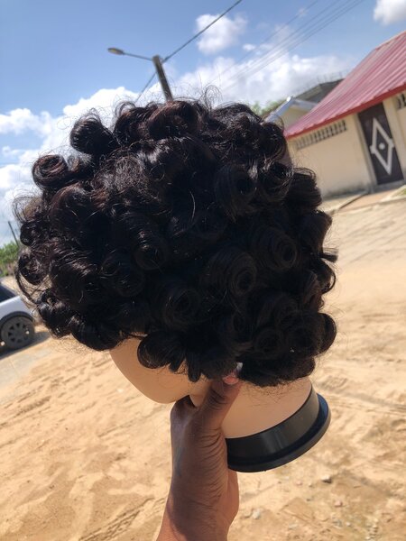 Perruque bouclée naturelle