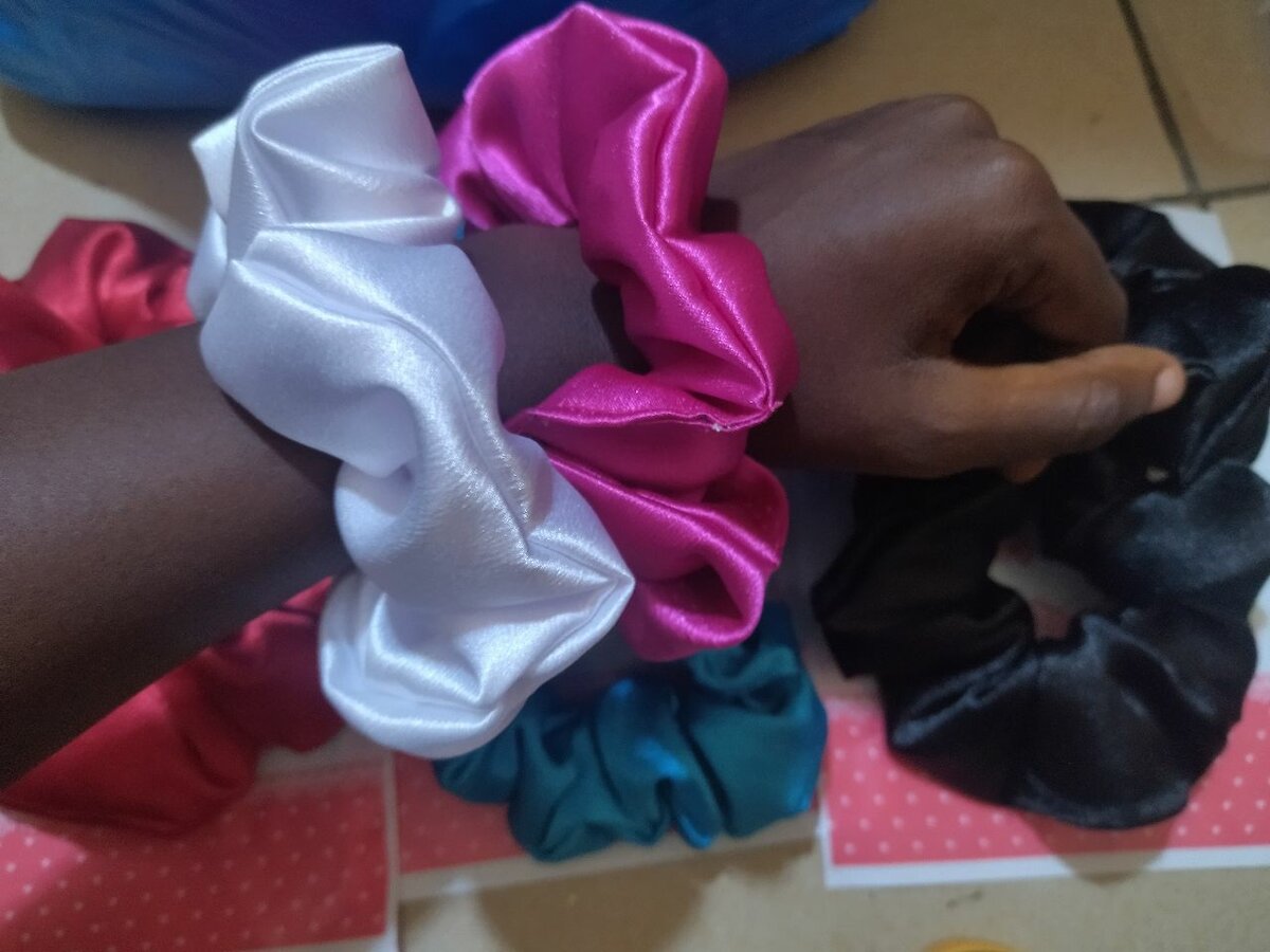 Chouchou cheveux en satin coloré