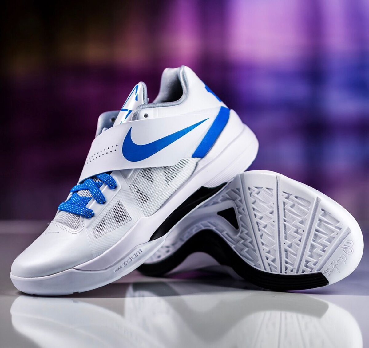 Baskets blanches et bleues sport