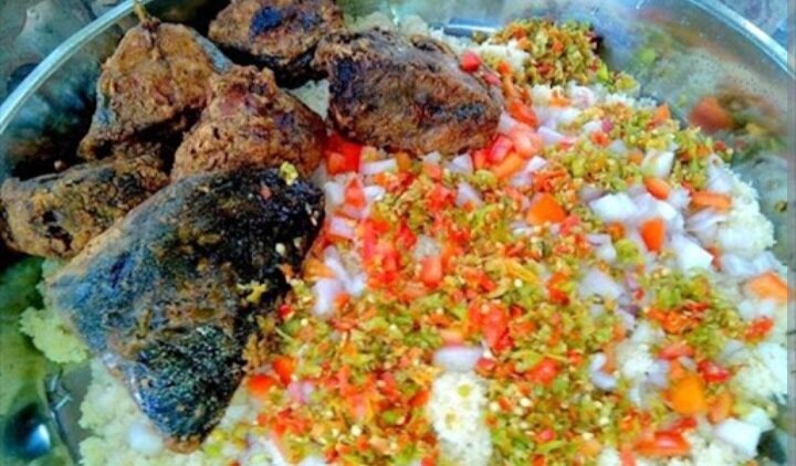 Plat de couscous et poisson frit