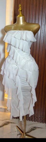 Robe Blanche à Volants Élégante