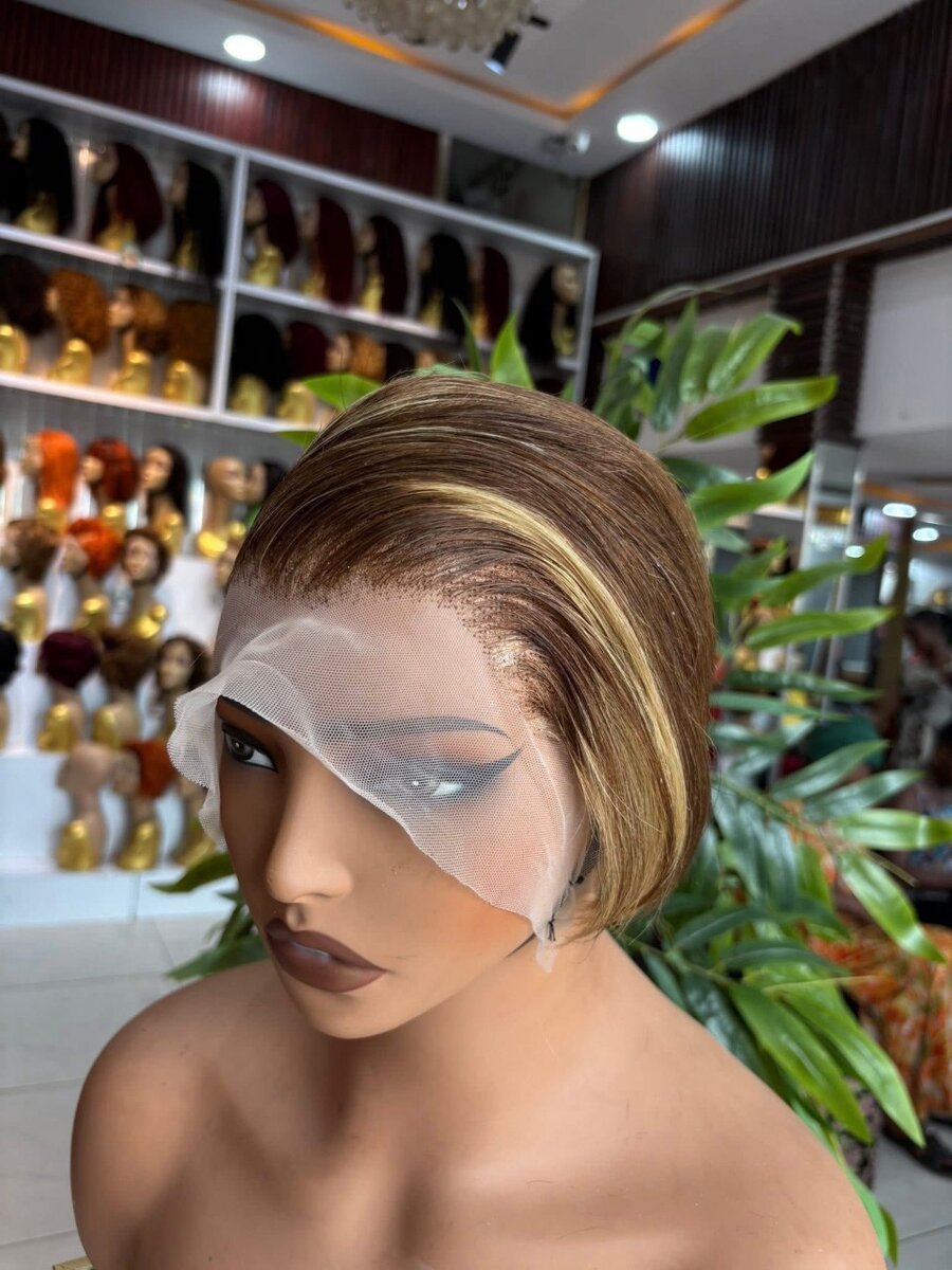 Perruque en dentelle courte élégante