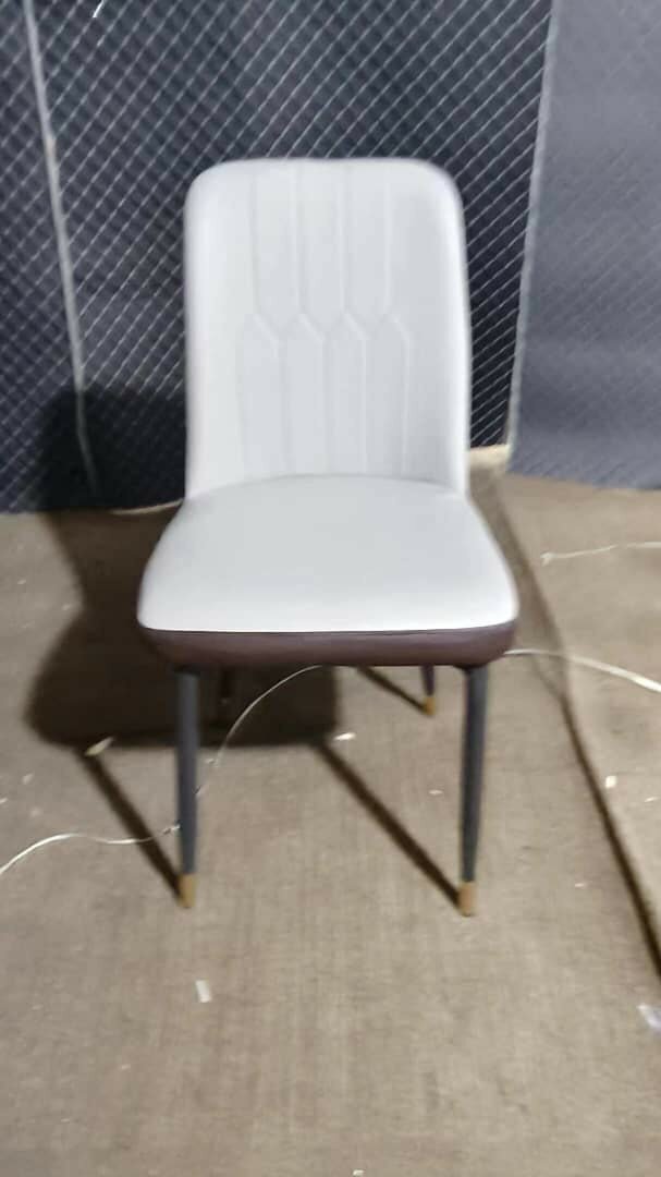 Chaise moderne rembourrée élégante