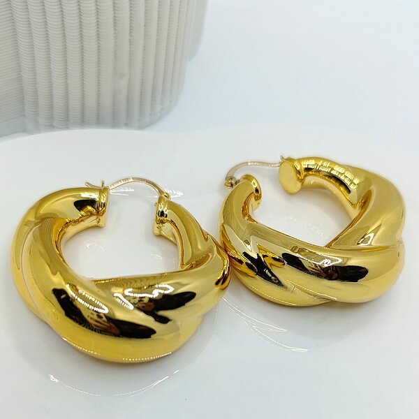 Boucles d'oreilles créoles dorées élégantes