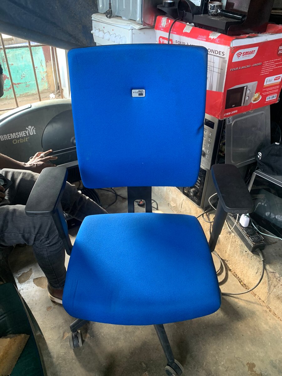 Chaise de bureau ergonomique bleue