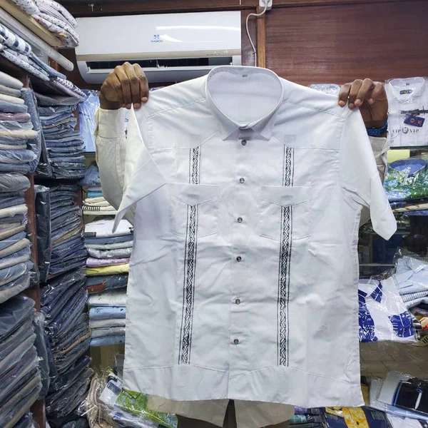 Chemise élégante brodée homme