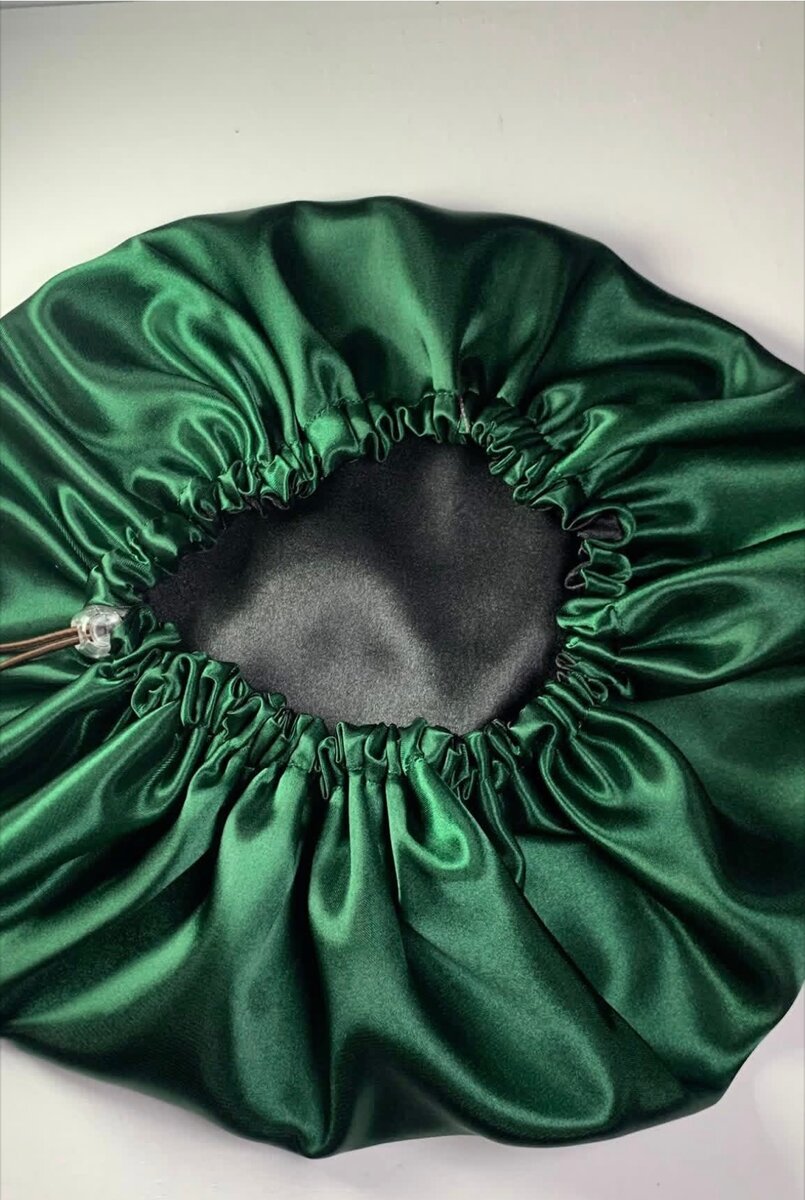 Bonnet en satin coloré