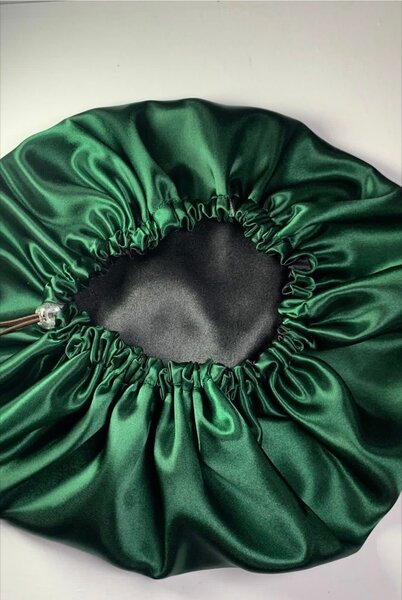 Bonnet en satin coloré