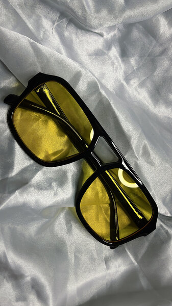 Lunettes de soleil jaunes élégantes