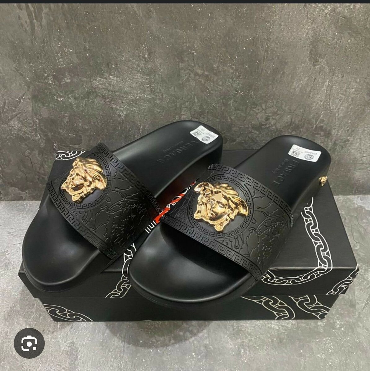 Claquettes noires élégantes homme