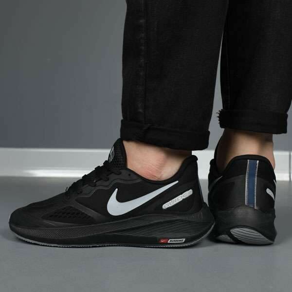 Sneakers noirs tendance sport