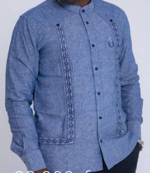 Chemise bleue élégante homme