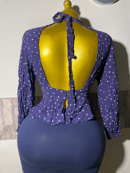 Blouse à pois dos nu chic