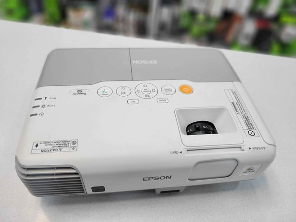 EPSON EB -905  3LCD Projector