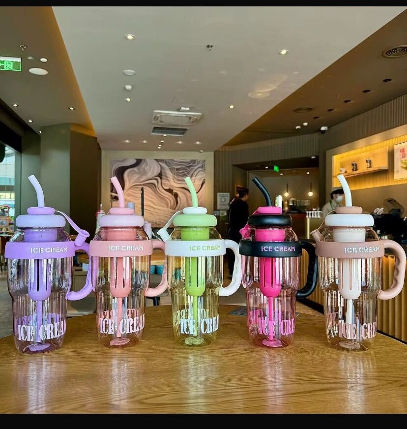 Bouteille d'eau avec paille