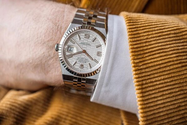 Luxurious Men's Rose Gold Watch