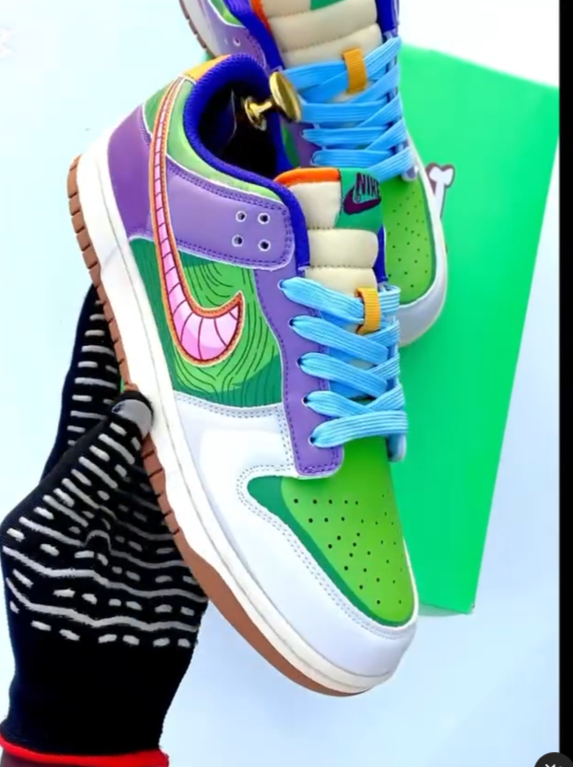 Fashionable men's sneakers