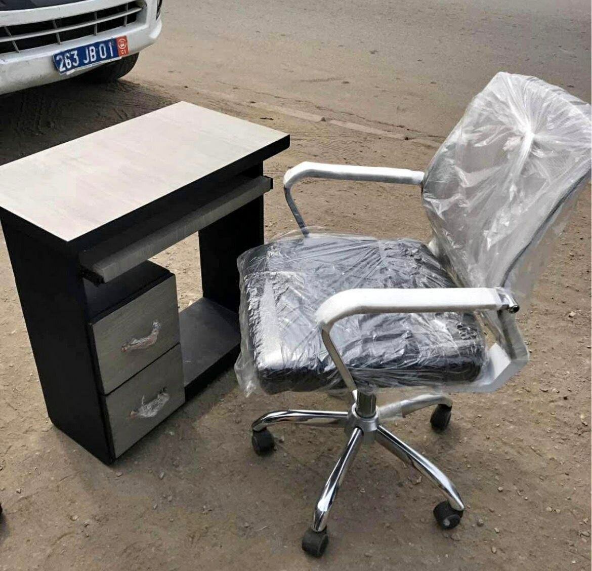 Bureau compact avec chaise pivotante